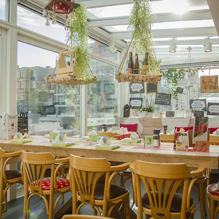 Aan Zee Отель 2*