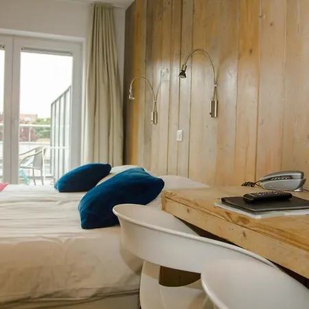 Aan Zee Отель 2*